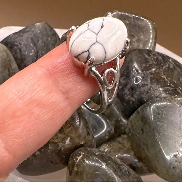 White howlite silver gen ring Victorian cocktail /Patience healing crystal - Picture 2 of 7